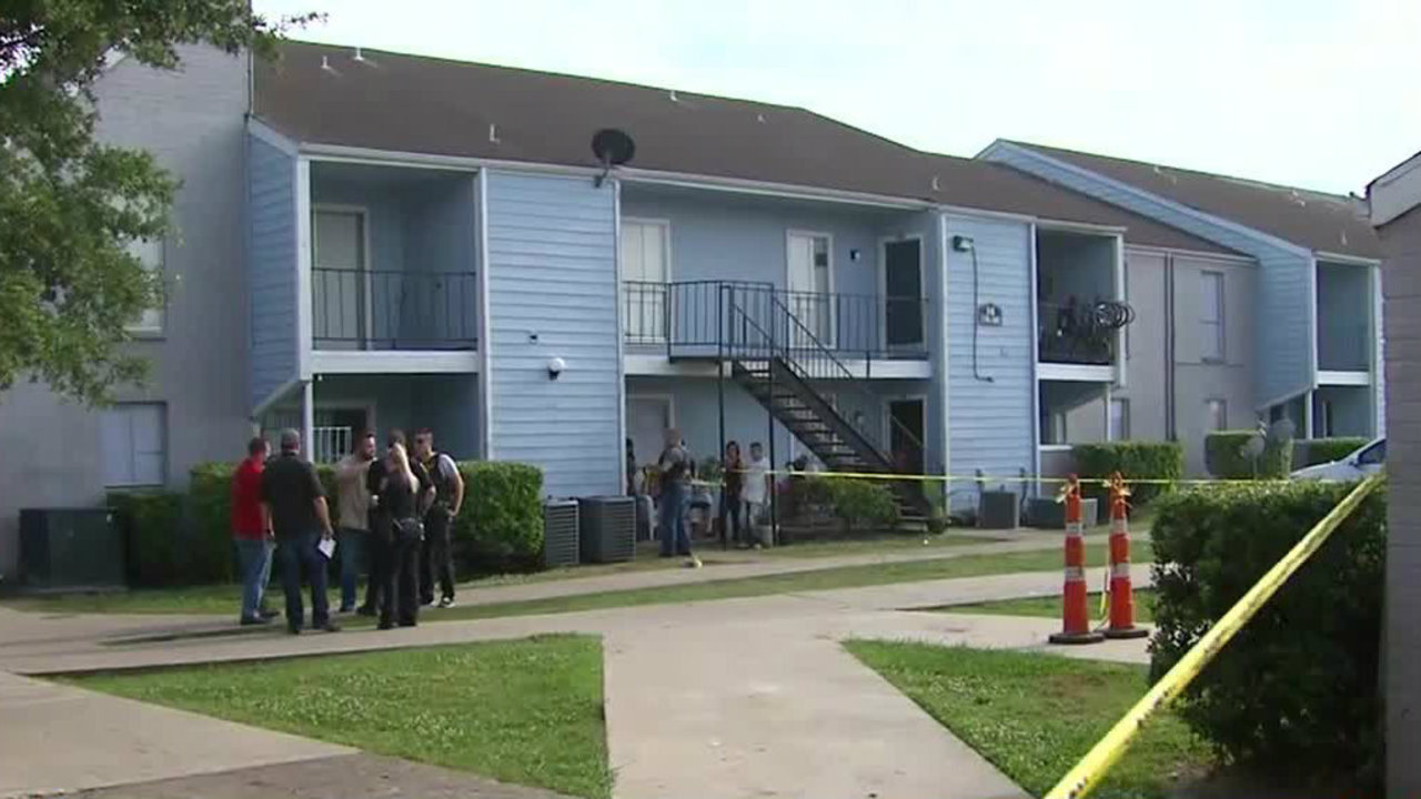 Two men shot, 1 killed at apartment complex in SW Houston